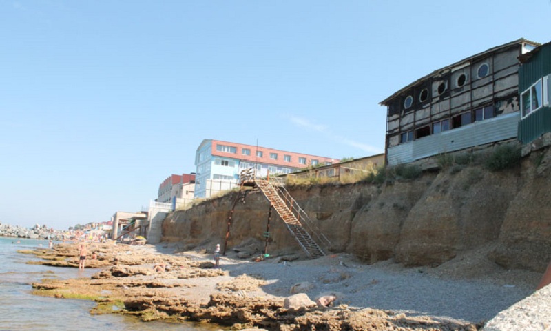 в Николаевке море уже подбирается к объектам размещения. 